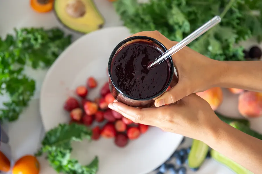 Corredor consumiendo jugo de remolacha con timing apropiado antes de entrenamiento de running