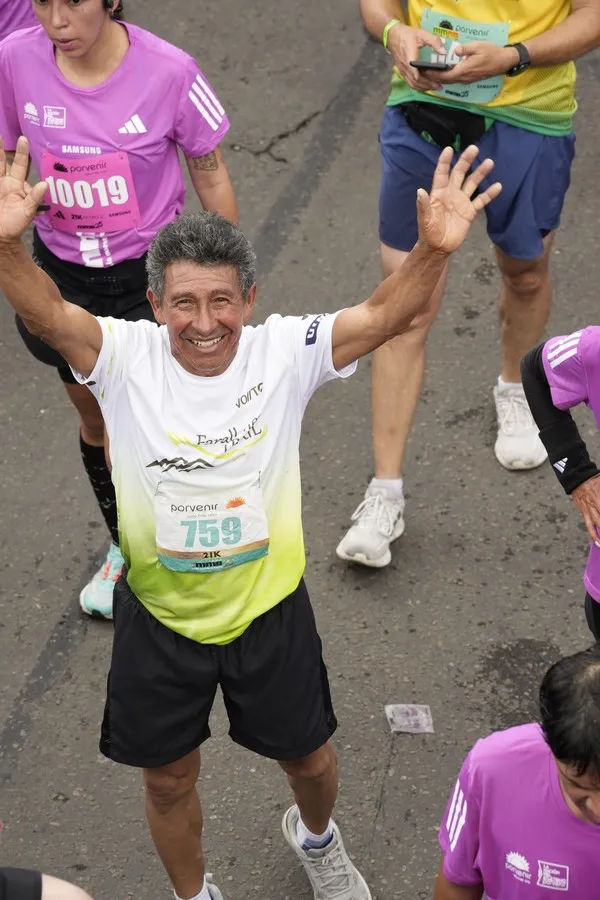 Corredor del grupo Senior Veteranos y Plus durante carrera atlética de la mmB en Bogotá