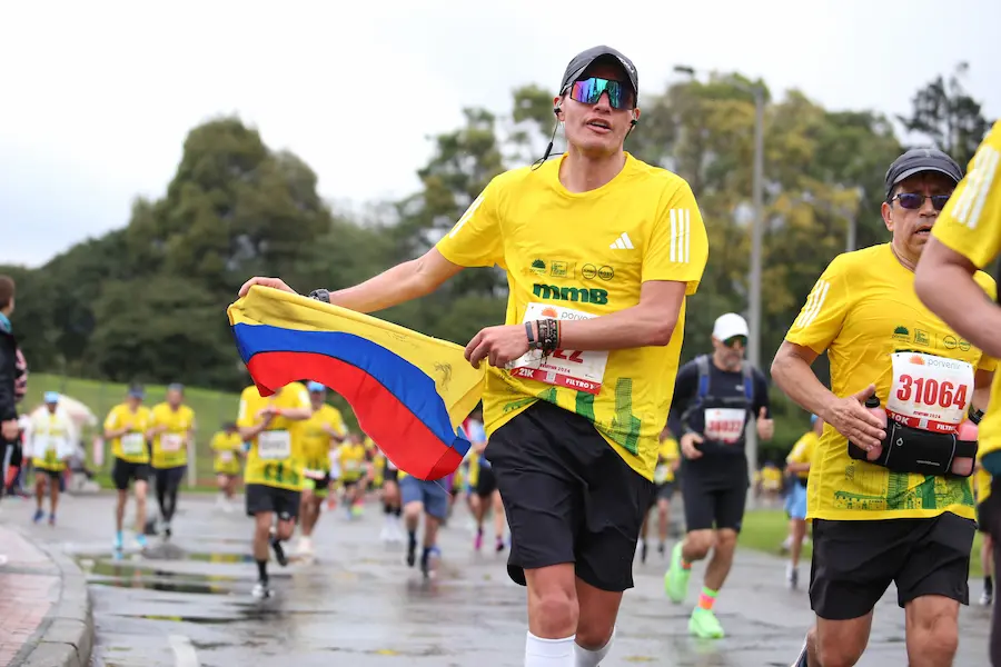 Atleta con bandera de colombia durante la media maratón de Bogotá