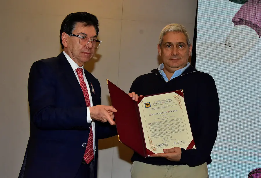 Entrega de reconocimiento a la media maratón de Bogotá por parte de la Confederación Sudamericana de Atletismo